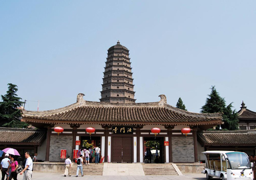 The temple is known and respected for a Buddhist sacred land where the phalanx sarira of Sakyamuni (founder of Buddhism) was enshrined and worshiped. 