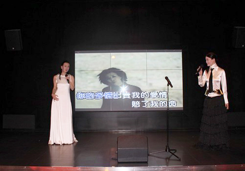 Visitors can sing with "stars" in Madame Tussaud's Wax Museum.