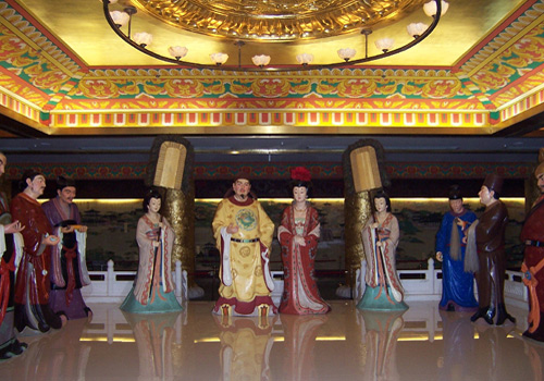 A cluster of painted sculptures of ministers who are talking with Emperor Tangminghuang on the second storey of Purple Cloud Building of Tang Paradise.