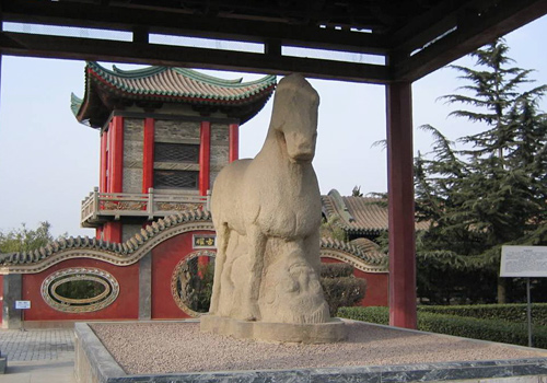 This stone horse that "conquers" a Xiongnu man is a best-known ware of the Maoling Mausoleum.