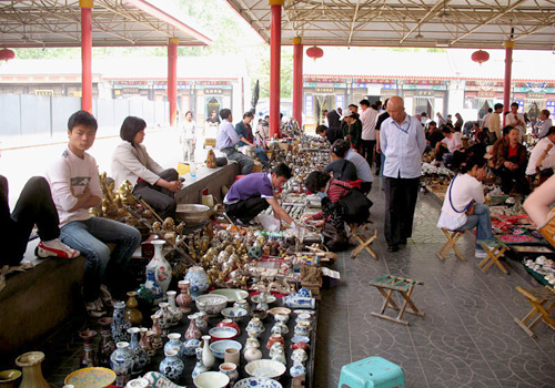 Panjiayuan Market is the largest antiques market in the country.