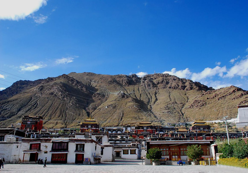 Tashi Lhunpo Monastery is located at the hillside of Drolmari Mountain.