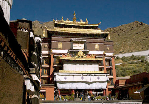 It is one of the Six Large Monasteries of Gelugpa in Tibet.