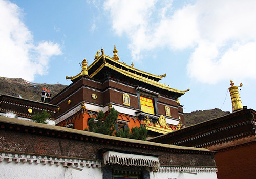 The brilliant golden roofs can be seen far away.