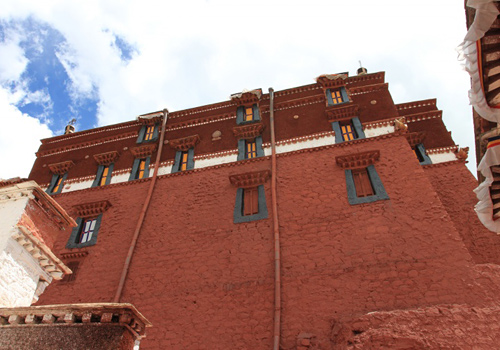 The outside of the Red Palace of Potala looks vivid against the sky.