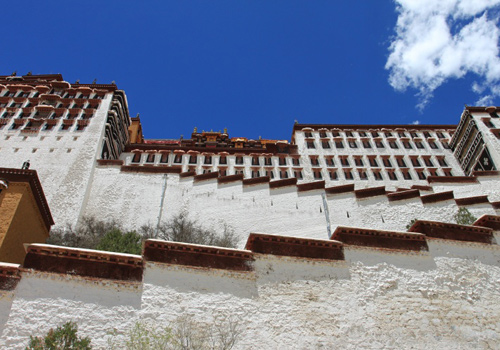 One side of the White Palace of Potala.