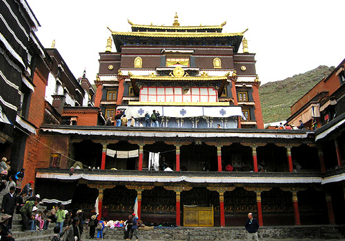 The Tsokchen Hall sits in the center of Drepung Monastery with an area of 4500 square meters. 
