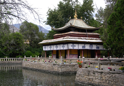  Lake Heart Palace held the position of a banquet site where Dalai Lamas met and feted officials.