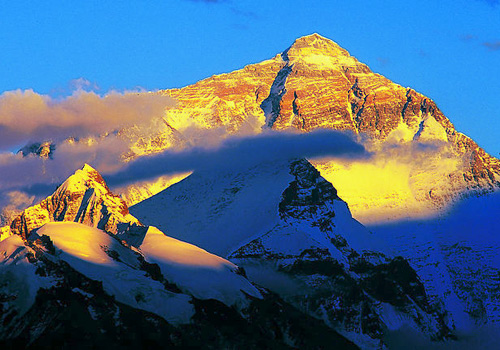 The mighty Mount Everest under the sun,Tibet