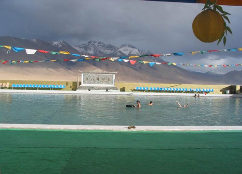 People are enjoying themselves the hot spring of Yambajan.