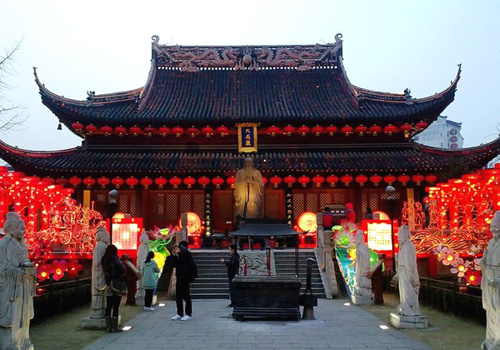 The Dacheng Hall of the Nanjing Confucius Temple is decorated with red electric lanterns at festival.