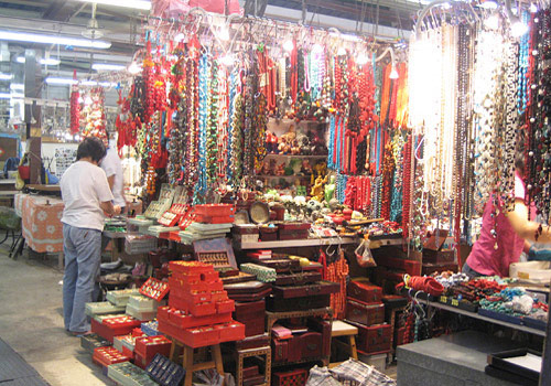 The Jade Market of Hong Kong is located in Gansu Street,the prosperous Kowloon of the city. 
