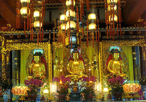 Three bronze statues of the Buddha, representing his previous life, present life and afterlife,are enshrined in the hall.