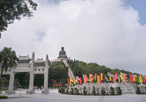 The Giant Buddha was built with imitated structure as the Temple of Heaven in Beijing.