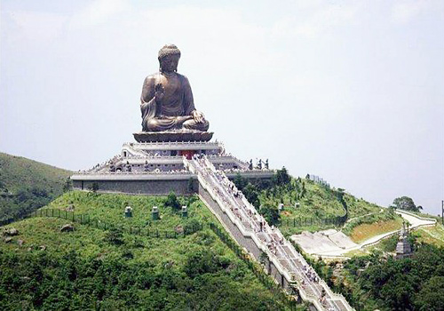 Tiantan Buddha is enshrined on the peak of Muyu Mountain of Lantau Island.