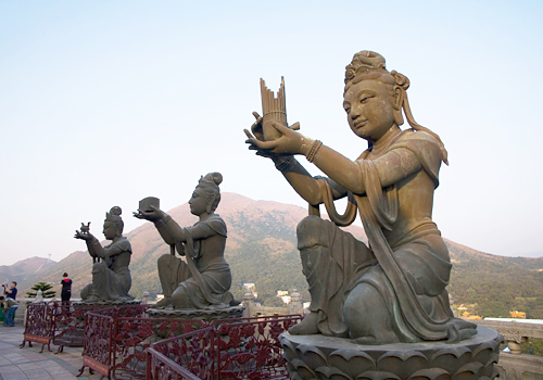 There are six bronze statues surround the Big Buddha in the posture offering flowers, incense, lamp, ointment, fruit and music respectively.