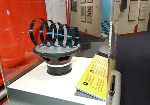 The "dancing rings" device at Hong Kong Science Musuem.