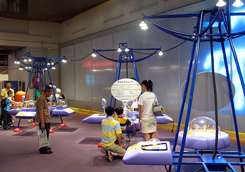 Children accompanied by adults are visiting the Magnetism and Electric Gallery Gallery of Hong Kong Science Museum.