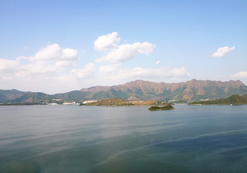 Situated on the shorefront of Tolo Harbor, the park of Ma On Shan offers a fine distant natural beauty of the peaks of Pat Sin Leng.