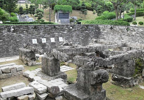 At the former address of ancient south gate,some relics of the ancient city are restored and exbited.