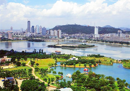 Nanhu Lake Park is a paradise for entertaining and relaxing of visitors of all ages in Nanning.