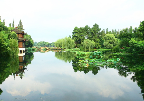 West Lake is considered a paradise on earth for thousands of years.