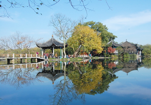 The West Lake is world-known for dainty landscape of lakes and mountains as well as a mass of places of historic interests.