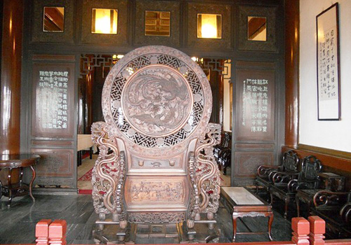 In the Yellow Crane Tower,there are exhibits of furniture,mural paintings and carvings of ancient style.