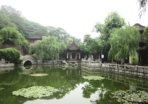 With reconstruction of the tower in 1985, a Yellow Crane Tower Park was built together. 