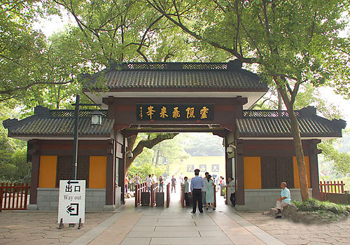 Fei Lai Feng Scenic Spot is a unique limestone peak with marvelous caves, exquisite ancient Buddha statues and kinds of legendary stories.