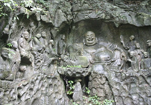 Over 470 exquisite Buddhist statues in Fei Lai Feng are the most famous historic heritage in the area.
