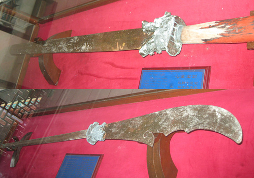The Seven Star Sword and the saber showed at the Golden Temple in Kunming.