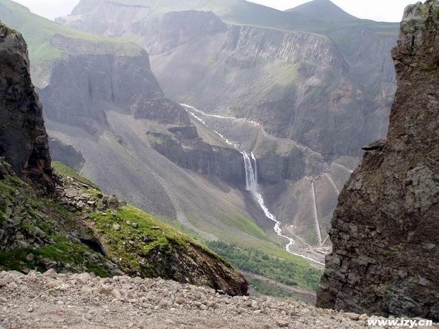 A distant look of the famous waterfall from the Heishankou.