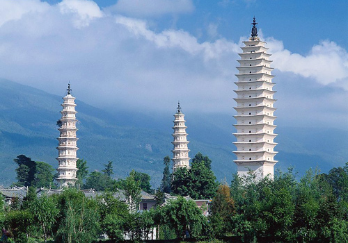 Similar to the Big Wild Goose Pagoda in Xi'an in appearance,the Three Pagodas is the typical style of Tang Dynasty.