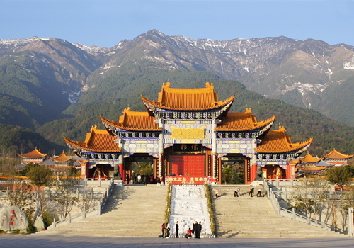 The Three Pagodas and Chongsheng temple are seated with the back against Mt.Cangshan, and facing the Erhai Lake in the front.