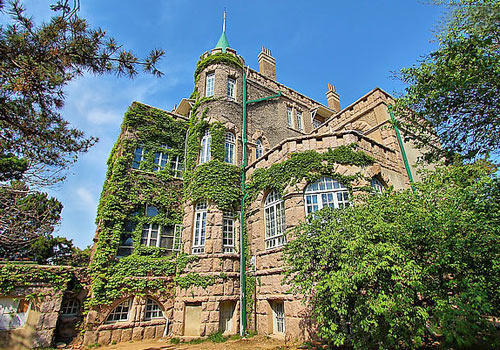 Hua Shi Villa is regarded as the most well-known and representative villa in Badaguan Scenic Area.