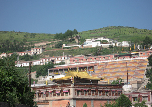 Ta'er Monastery is one of the six greatest monasteries of Gelug Sect (or Yellow Hat Sect, a branch of Tibetan Buddhism). 