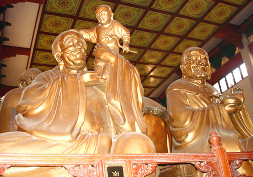 Arhat Hall is in the left of the Hall of Medicine Buddha,exhibiting about 500 stone Arhats.