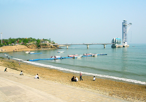 Standing on the cliffs, you also can enjoy the beautiful scenery of Xinghai Bay where sea and sky blend together on the distant horizon.