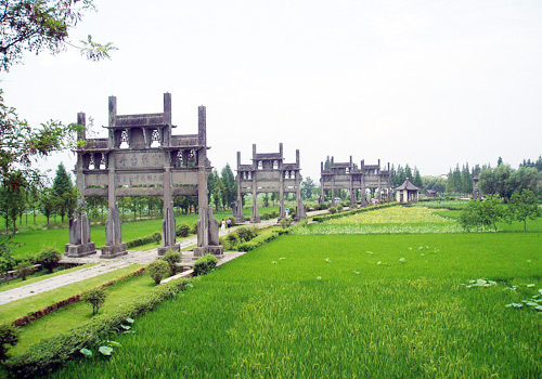 Tangyue Memorial Archway is the most famed as well as the largest and best preserved memorial archway in Anhui Province.