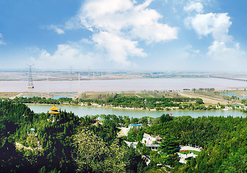 Yellow River Scenery Area is lavish with trees all over the mountain, and dotted with pavilions, brooks and streams.