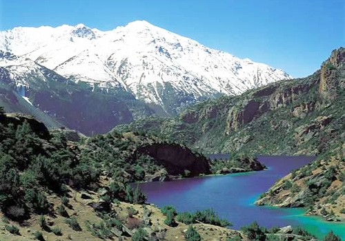 The fantastic Sansa Lake is dominated by yellow, white and black colors and unfolds a singular natural beauty to the visitors. 