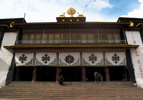 Qambaling Monastery was built in 1444 by Sherab Sangpo and known as the earliest and largest monastery of Tibetan Buddhism in Kham area. 