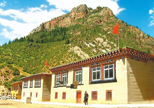 Chamdo Town is a place of great value, which is served as the eastern gateway to Sichuang, Yunnan and Qinghai provinces. 