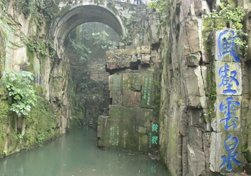 Jian Chi, literally Sword Pool, is the most mysterious and attractive spot in Tiger Hill.