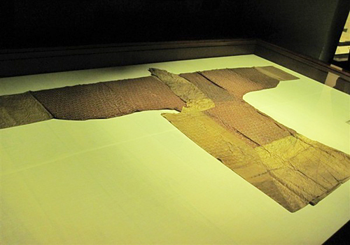 The silk coat is as light as only 49 grams exhibited in the museum,Changsha