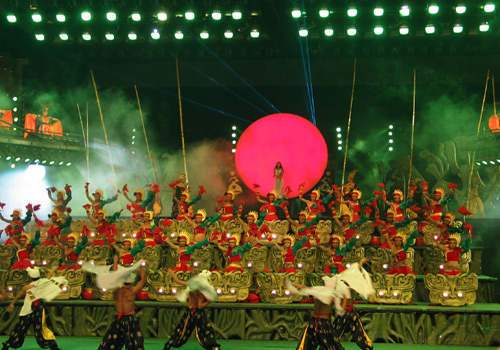 Splendid China is a famous attraction with both imitated landscapes and large-scale shows in Shenshen.