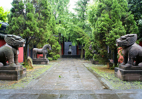 Wuhou Memorial Temple includes three sightseeing parts,the Cultural Relics Area,a Garden and Jinli Street.