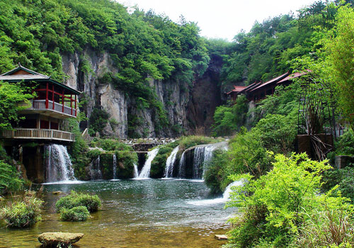 Named after a deep pool of the same name, Tianhe Pool Scenic Area enjoys peaceful ambient and idyllic scenery.