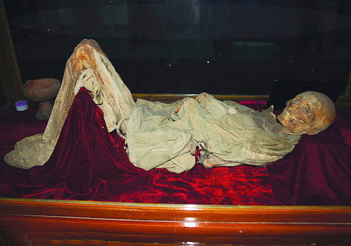 Thanks to the high location and natural conditions for being drought and hot, the sterile environment offers an ideal place for maintaining the ancient corpses and burial articles.